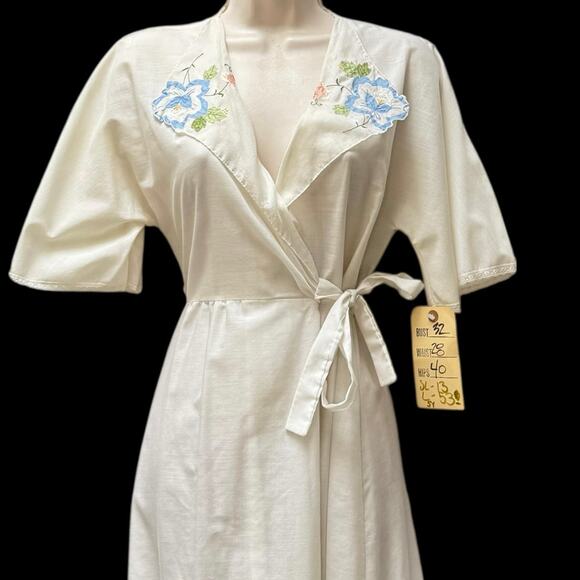 Vintage 1970s White Embroidered Robe Prairie 32 m” Bust Sears Fashion Place - Picture 1 of 16